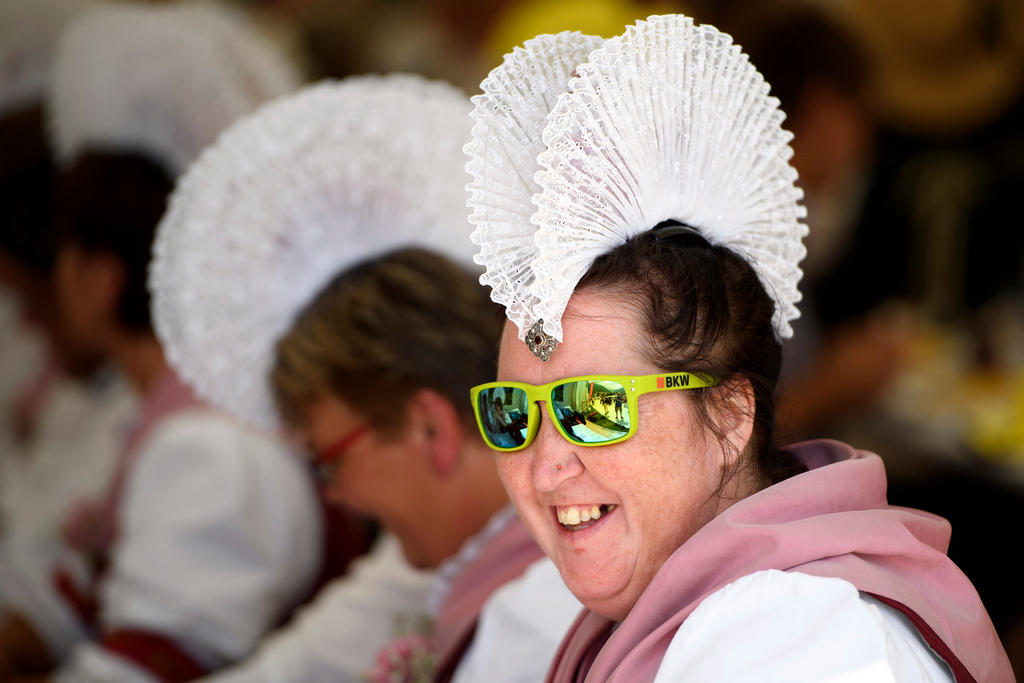 Jodlerin in Tracht vor dem traditionellen Festumzug durch Brig. 