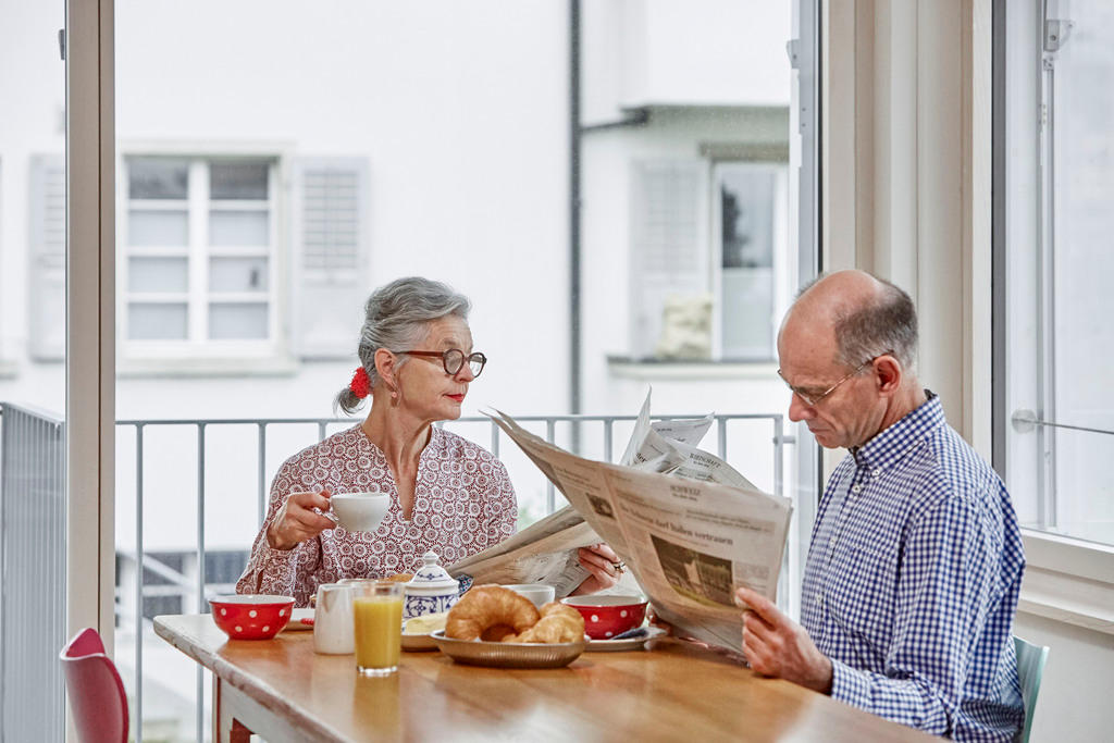 Senioren lesen Zeitung