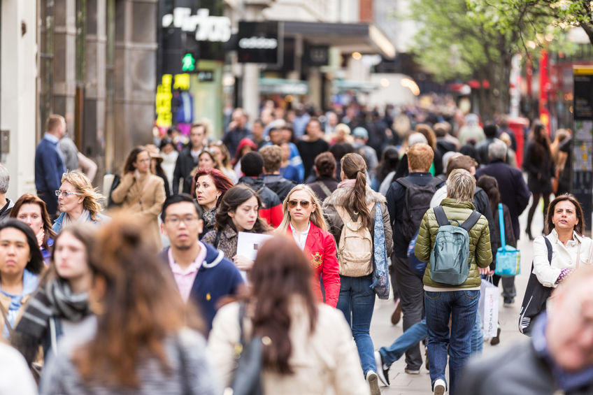 Donne e uomini camminano per la strada