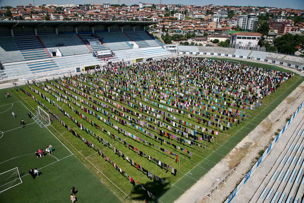 Installation dans le stade de Pristina