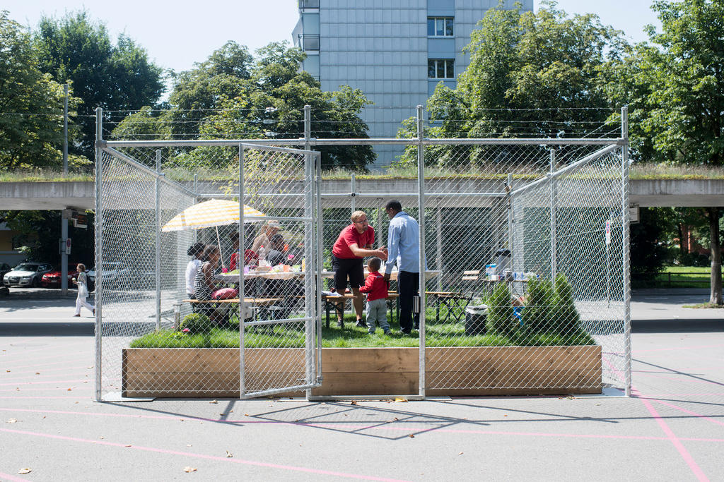 Instalación artística con gente en una plaza pública