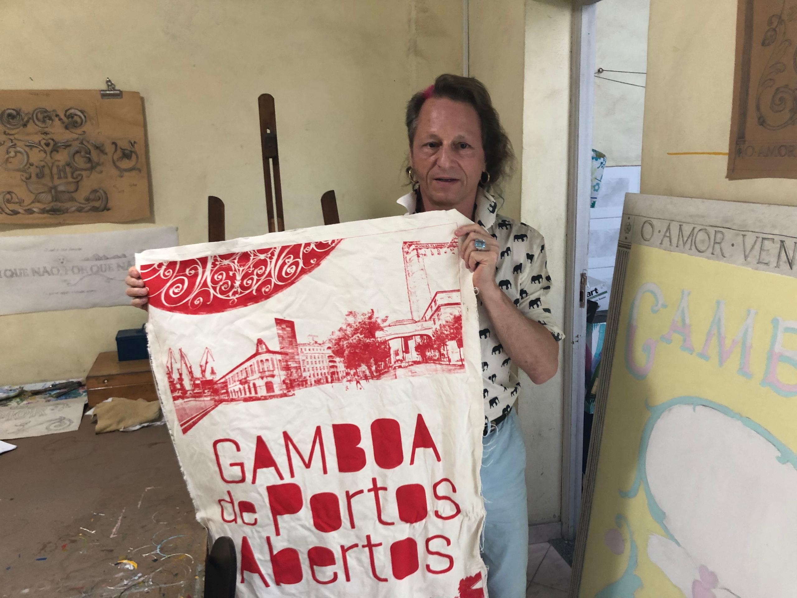 Homem segurando cartaz