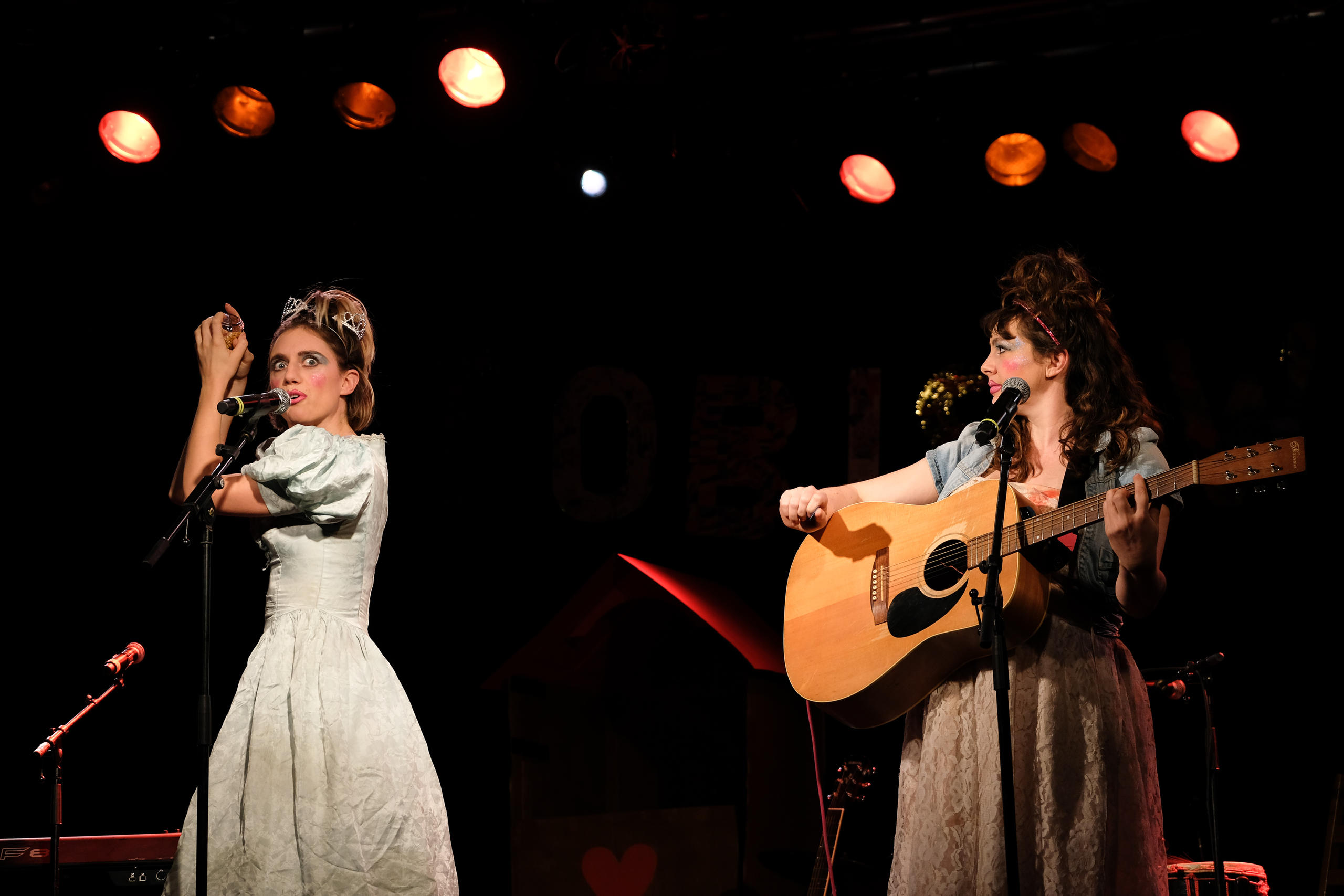 pessoas tocando no palco