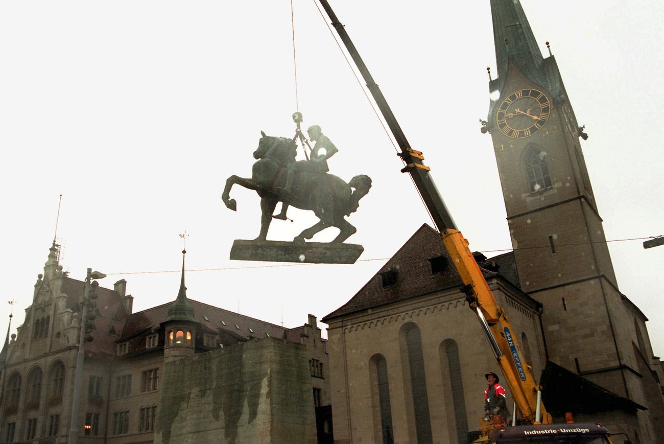 Statue Waldmanns wird vom Sockel genommen, 1999