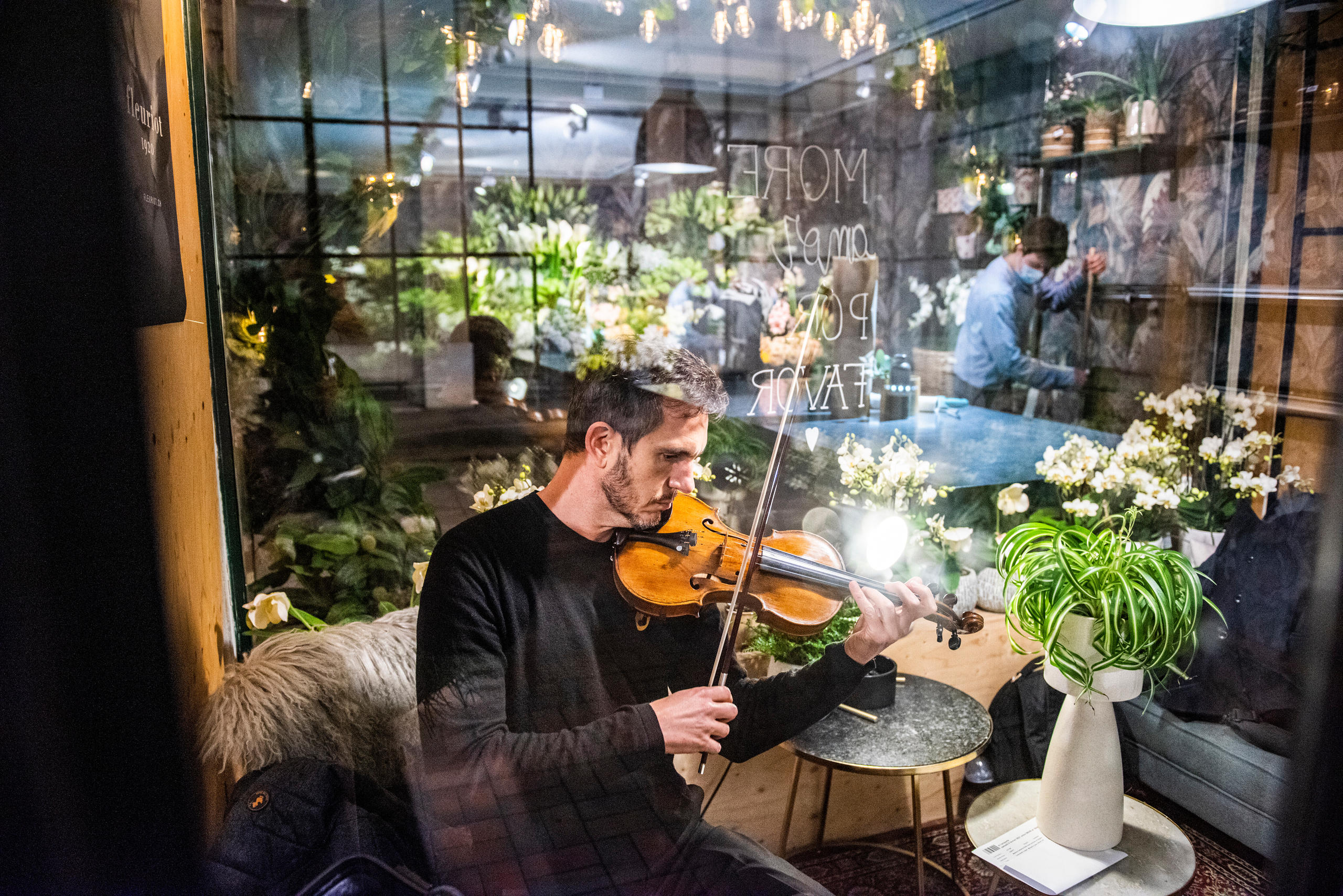 uomo che suona il violino