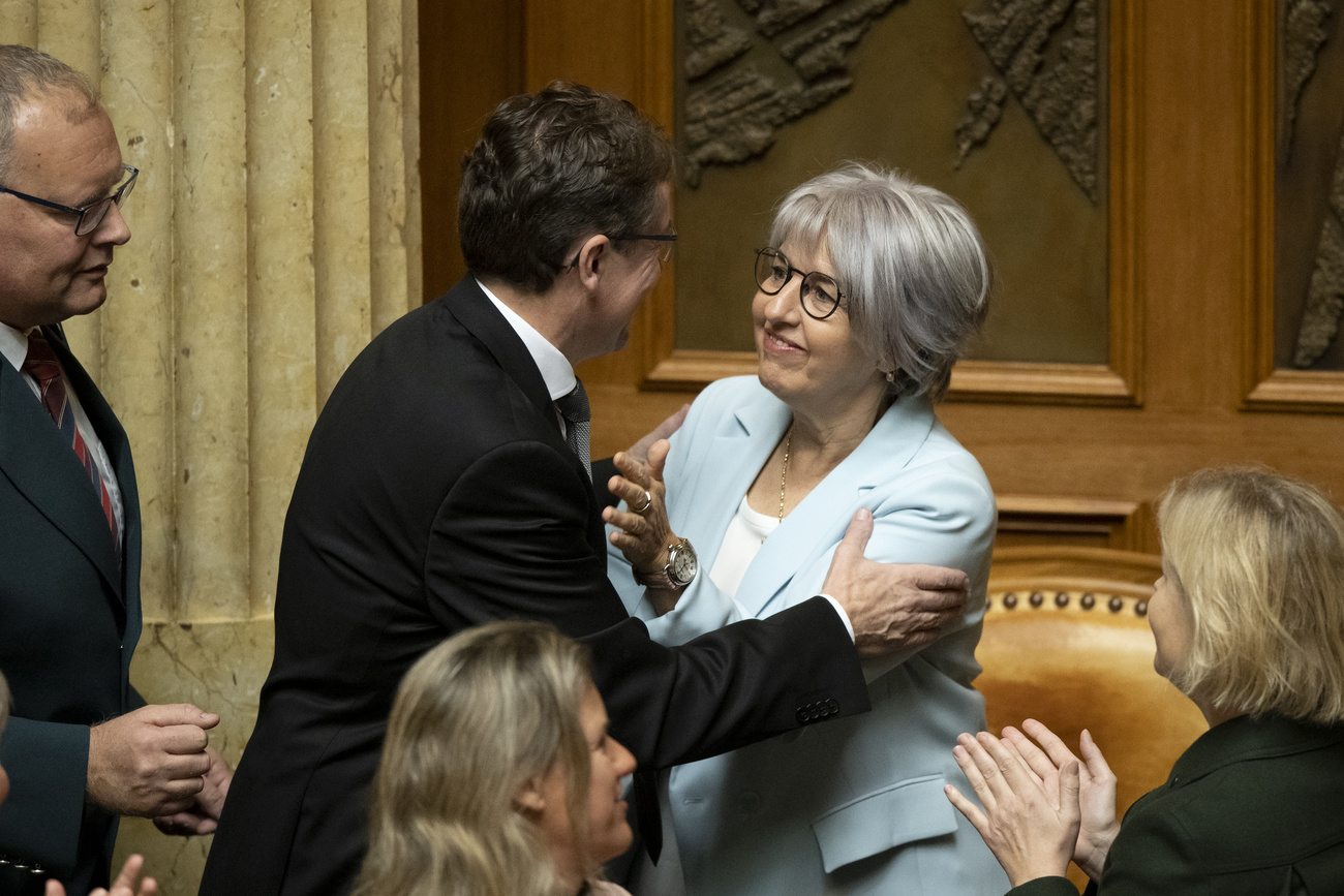 Los dos nuevos ministros se abrazam