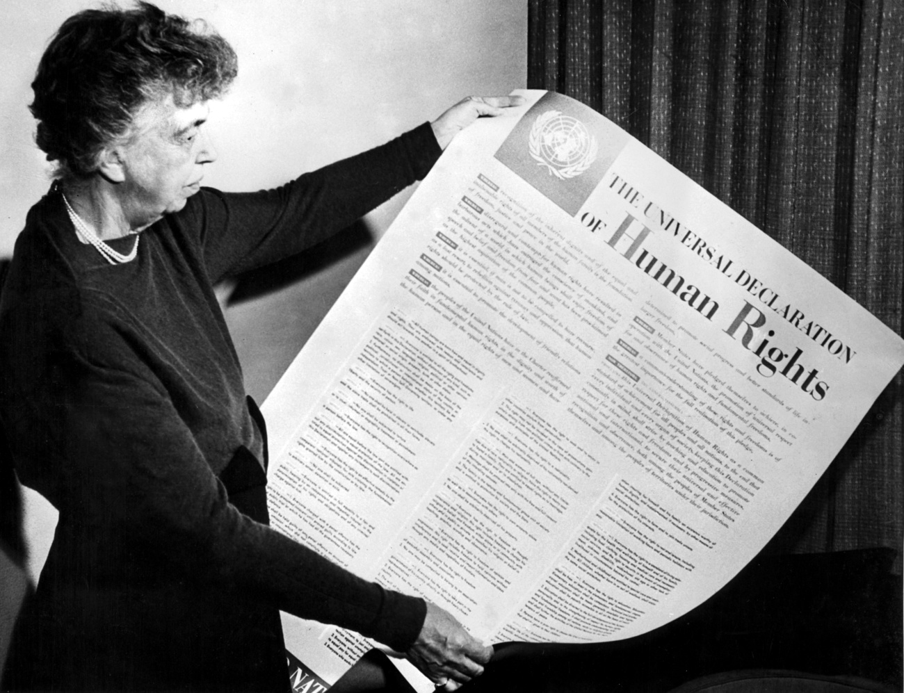 Eleanor Roosevelt tenant une copie de la Déclaration des droits de l homme