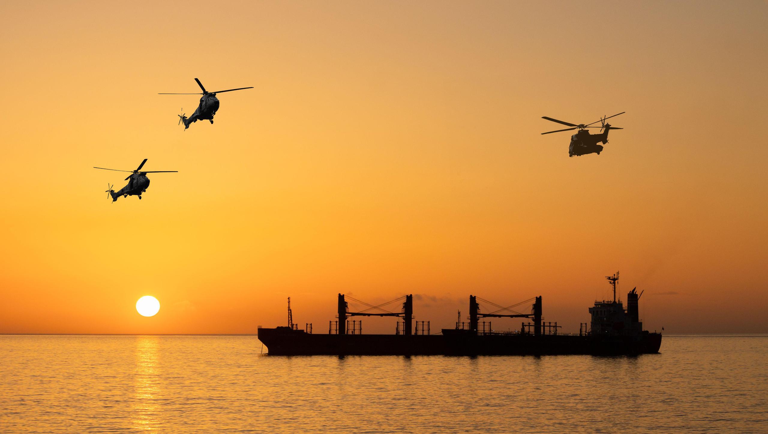 Frachtschiff mit Helikoptern