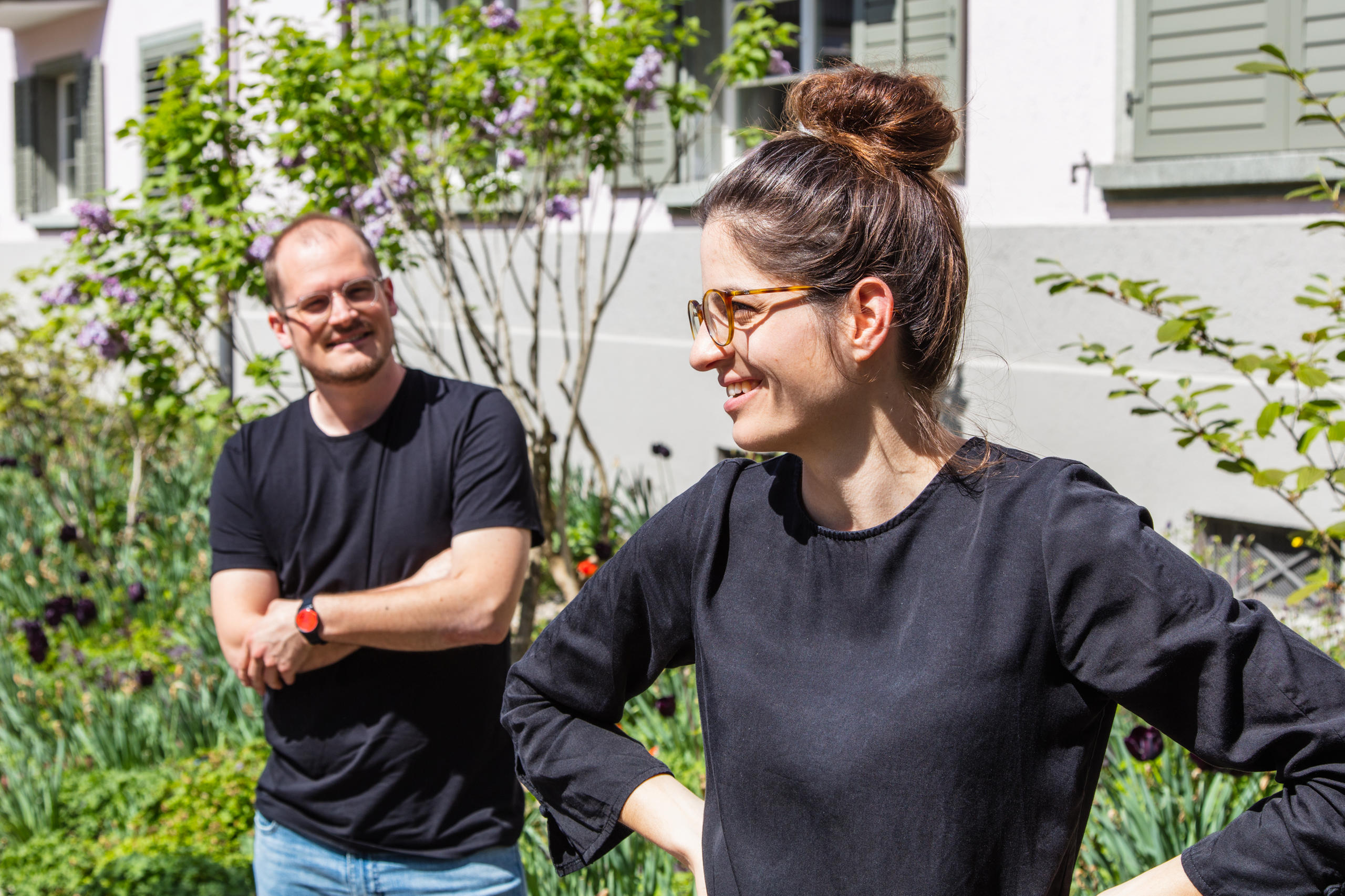 Un homme et une femme devant la façade d une maison