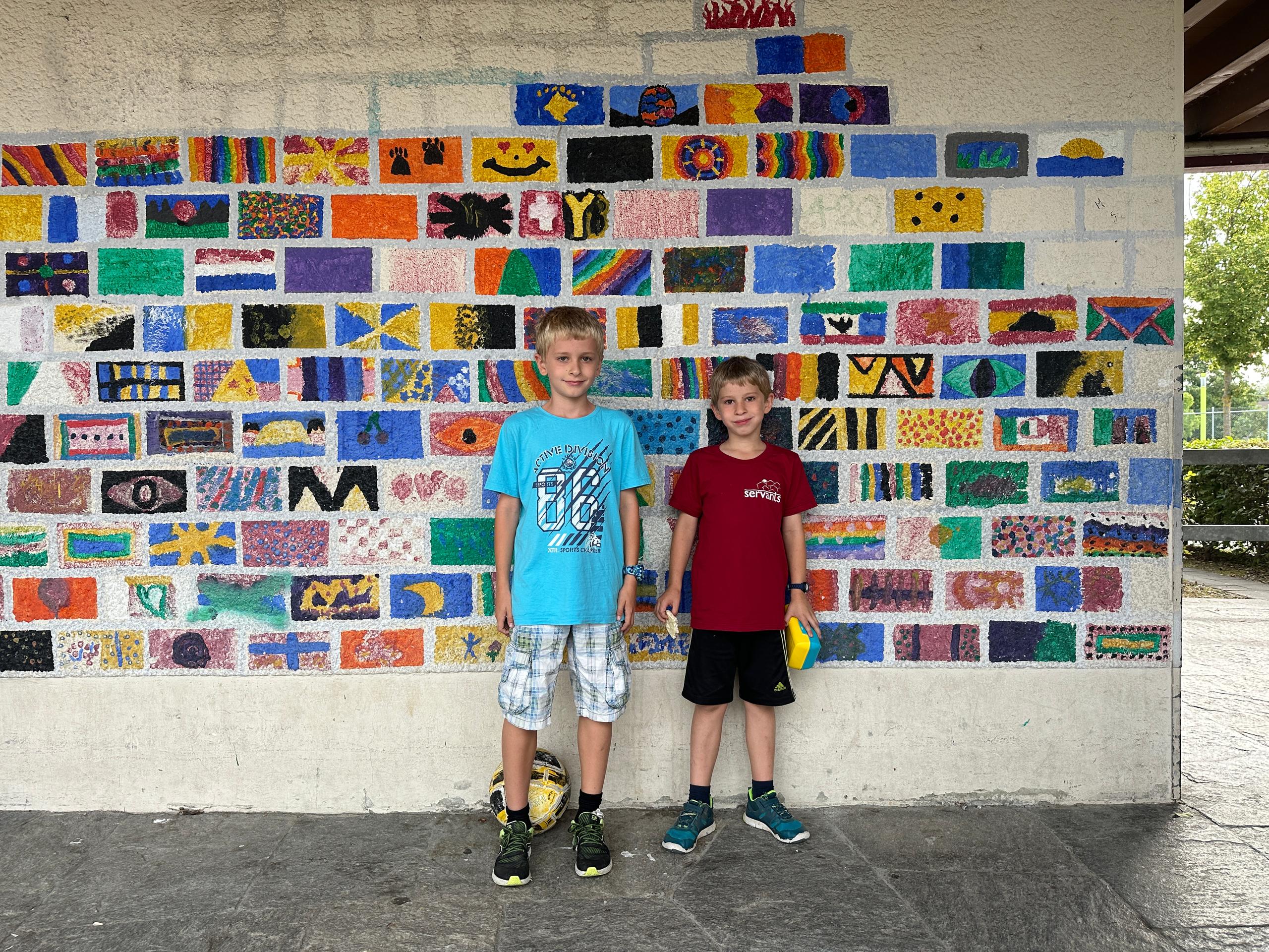 Micha et Noel Stankowski dans la cour de leur école à Ittigen (BE).