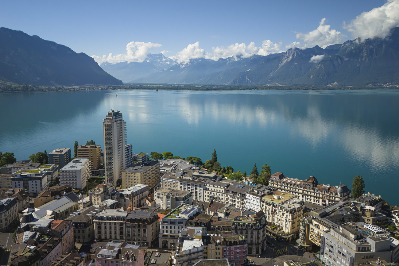 vista dall'alto su città e lago