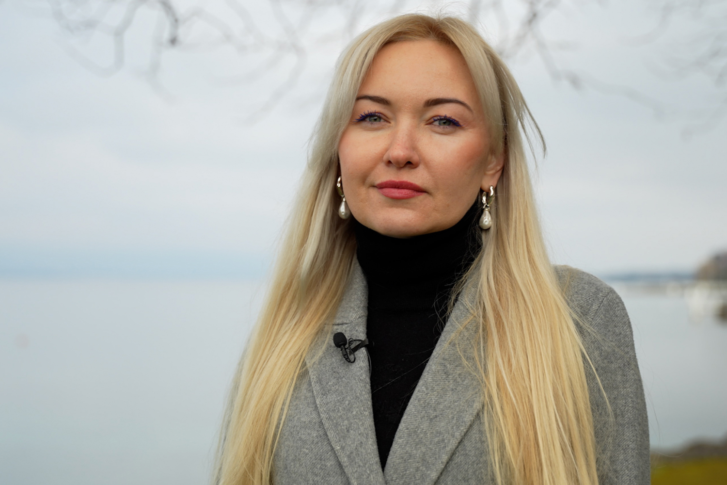 Femme russe au bord d'un lac