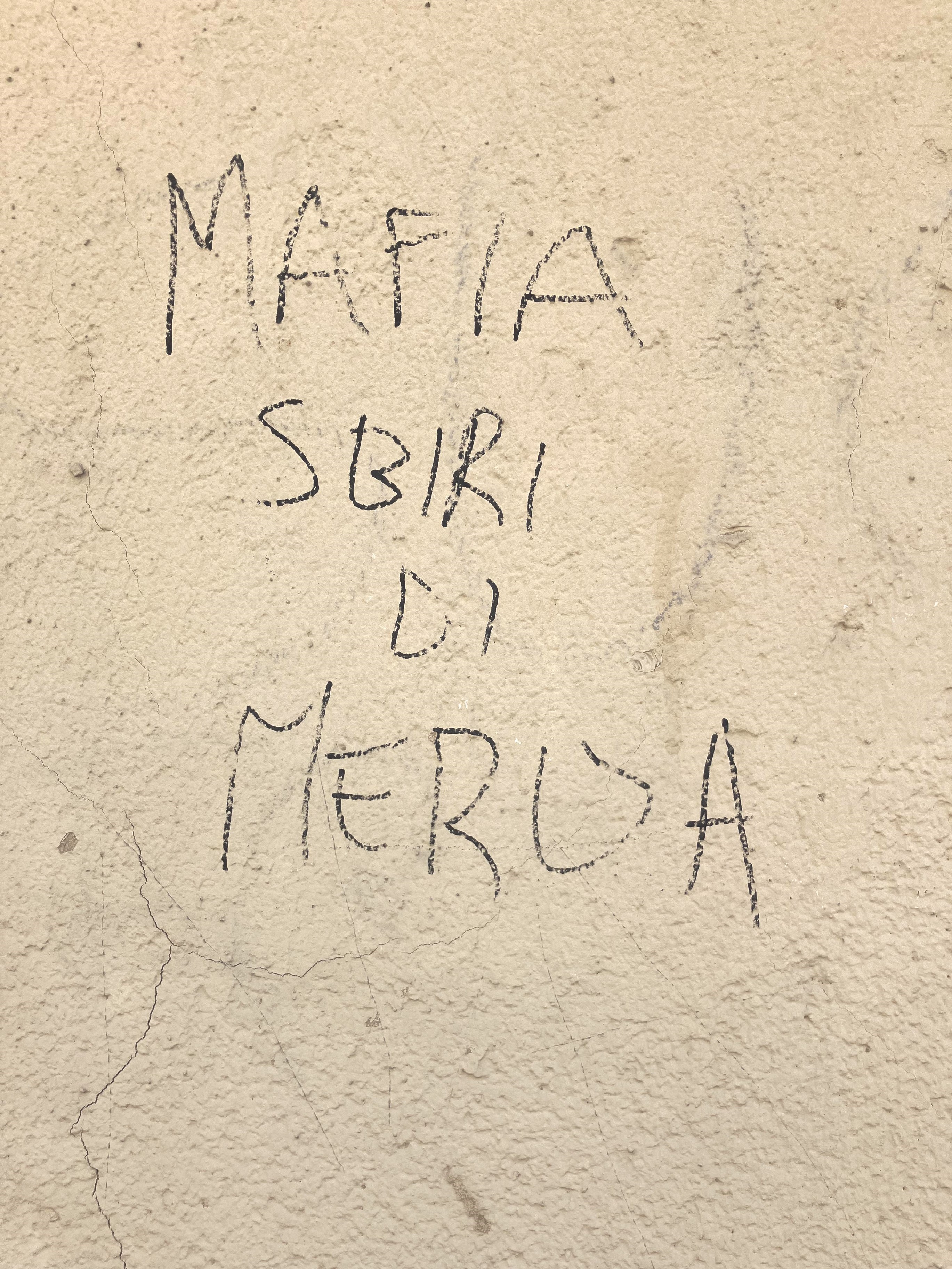 scritta su un muro