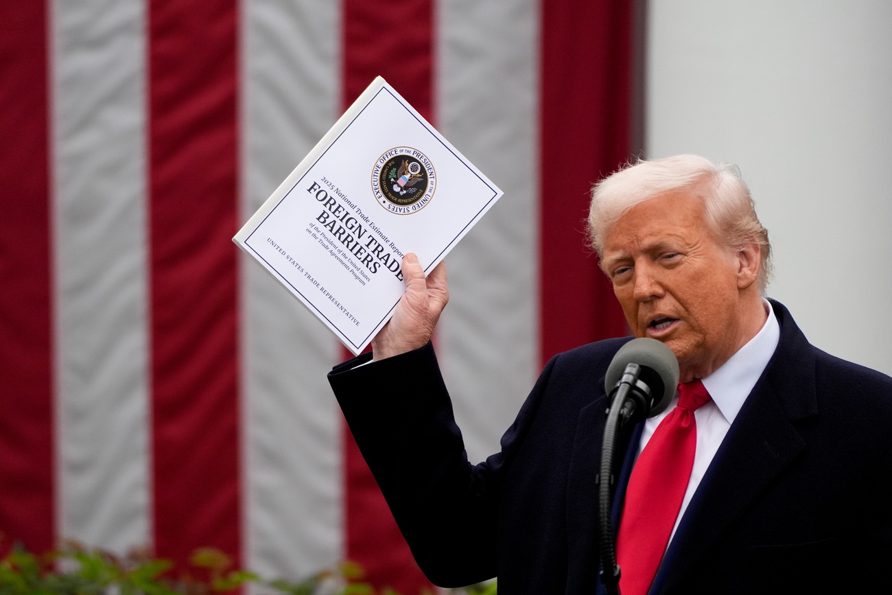 Donald Trump nel giorno dell'annuncio dei nuovi dazi doganali.